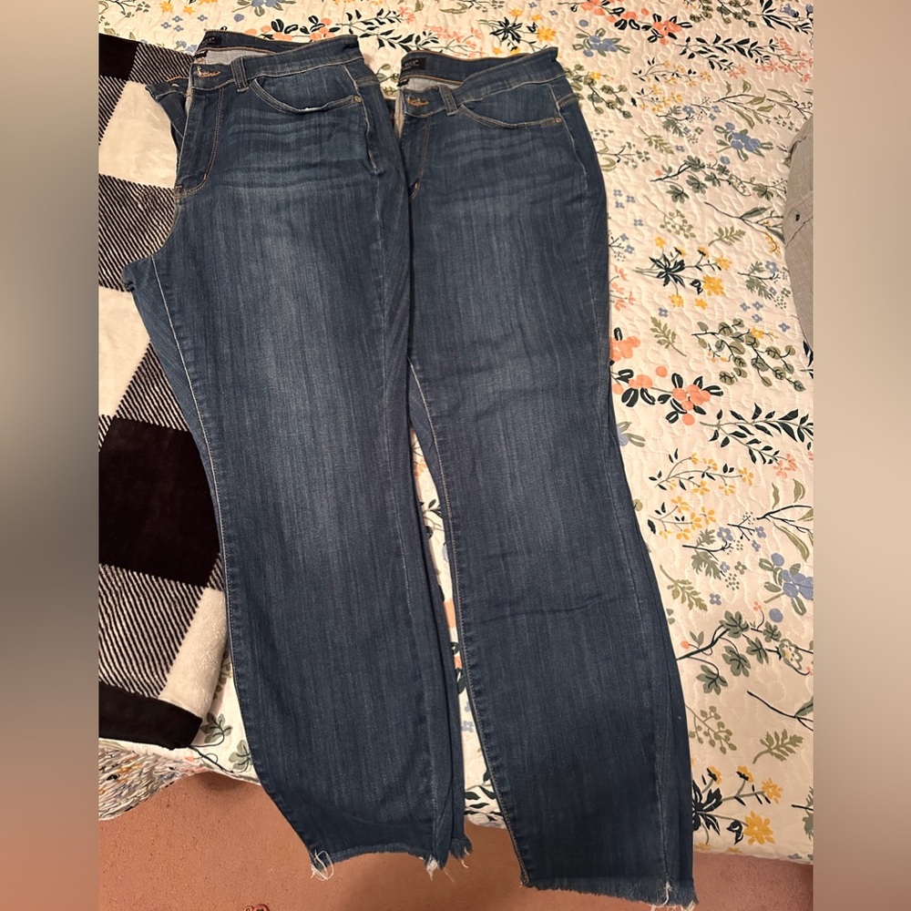 2 pairs of women’s skinny Judy blue jeans
